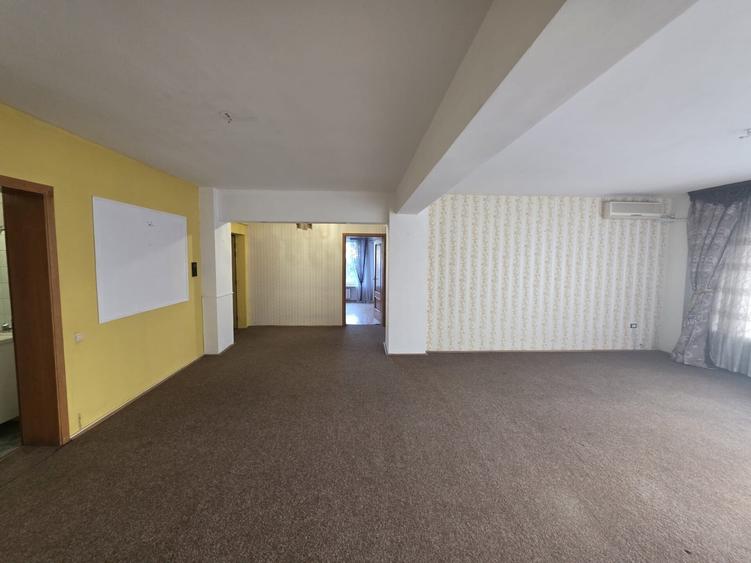 Apartament cu 4 camere decomandat, mobilat în Primăverii