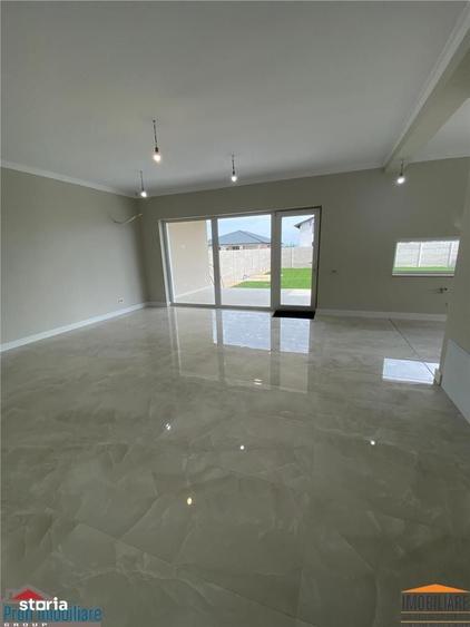 Casă cu 4 camere cu Teren 664 Mp în Zimandu Nou