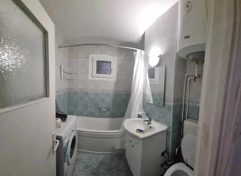 Apartament cu 3 camere decomandat, mobilat în Victoriei