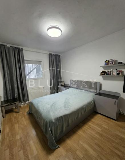 Apartament cu 3 camere decomandat, mobilat în Kamsas