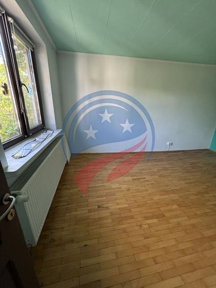 Casă individuală cu 9 camere cu Canalizare în Ultracentral