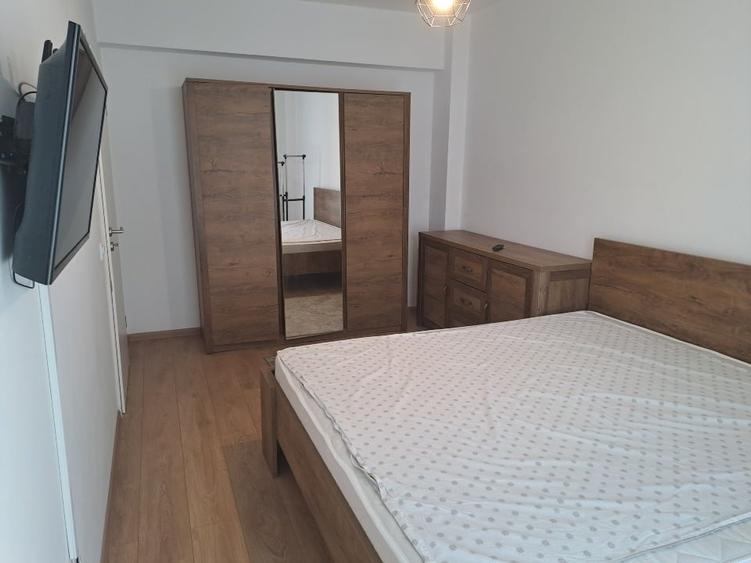 Apartament cu 3 camere decomandat, mobilat în Tractorul