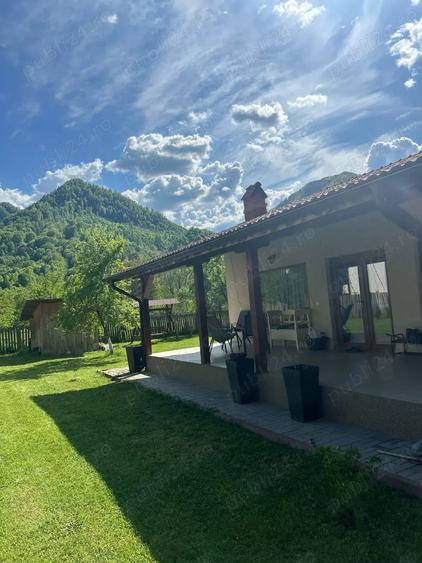 Casă cu 3 camere cu Teren 1285 Mp în Brezoi