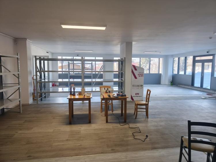 Spațiu comercial, de 267.39999389648 mp, în Florești