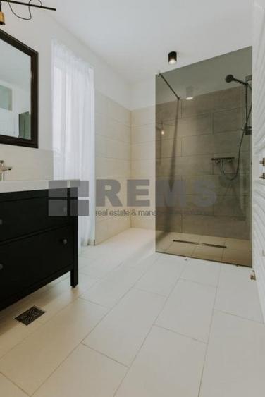 Apartament cu 3 camere semidecomandat, mobilat în Central