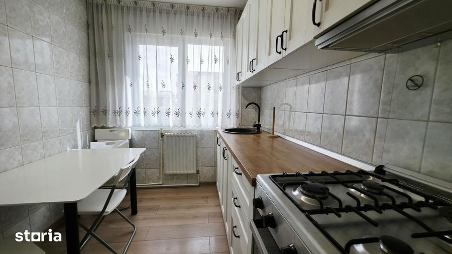 Apartament cu 3 camere semidecomandat în Podu Roș