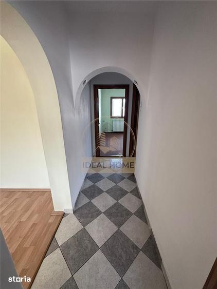 Apartament cu 3 camere semidecomandat în Podu Roș