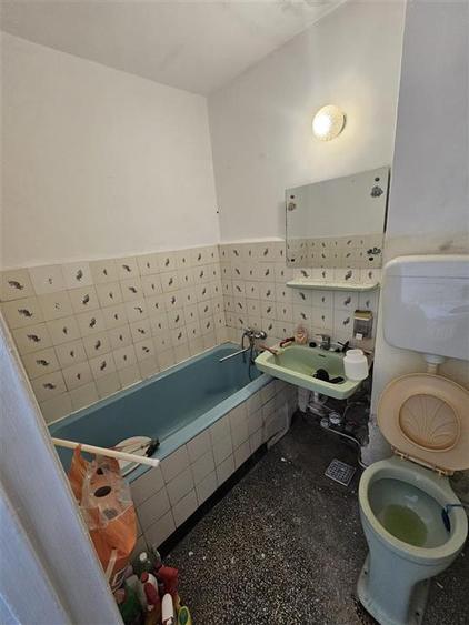 Apartament cu 3 camere semidecomandat în Berceni