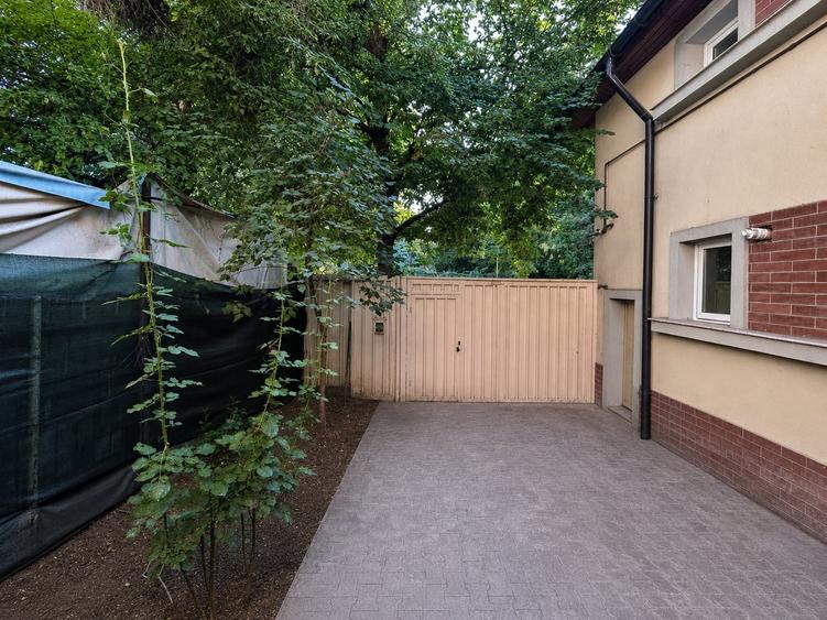 Casă individuală cu 5 camere cu Canalizare în Bucur Obor