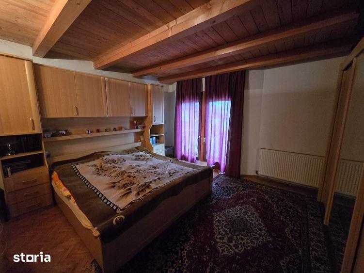 Casă cu 8 camere cu Teren 800 Mp în Independenței