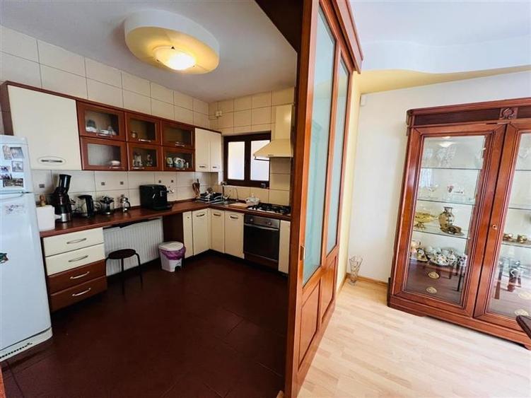Casă individuală cu 8 camere cu Canalizare în Ultracentral