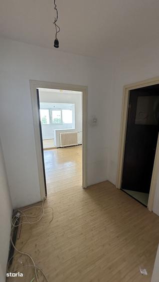 Apartament cu 4 camere semidecomandat în Colentina