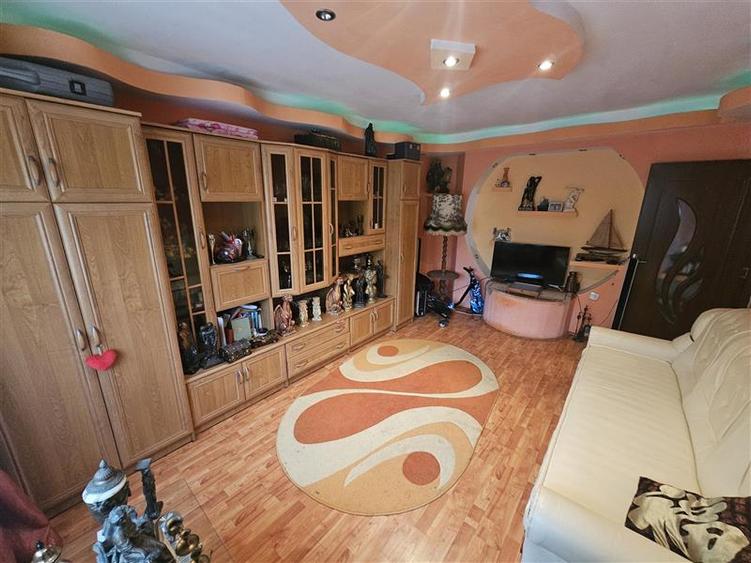Apartament cu 3 camere decomandat, mobilat în Micro IV