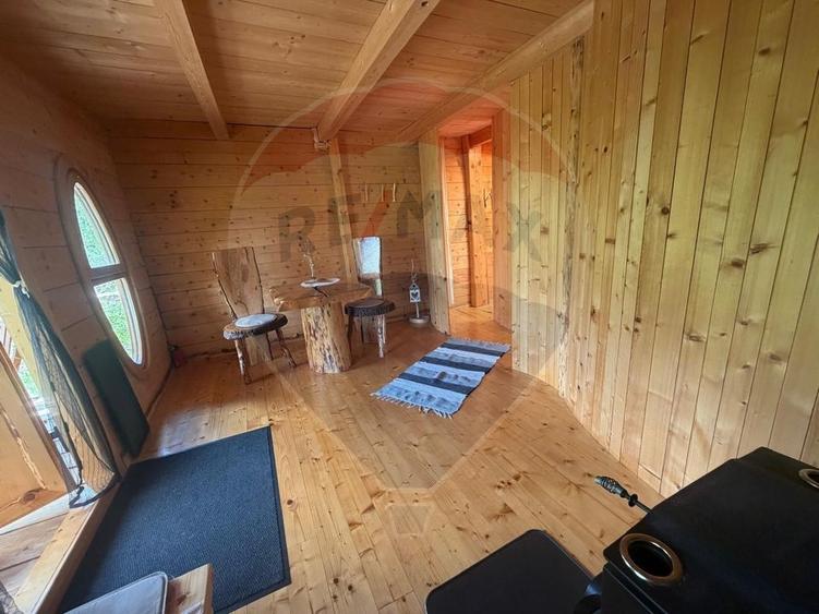 Casă cu 14 camere cu Teren 62330 Mp în Horea