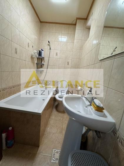Casă individuală cu 6 camere cu Canalizare în Pădurișu