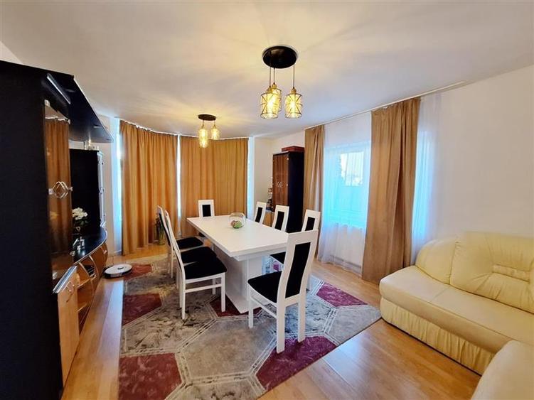 Casă cu 5 camere cu Garaj în CFR