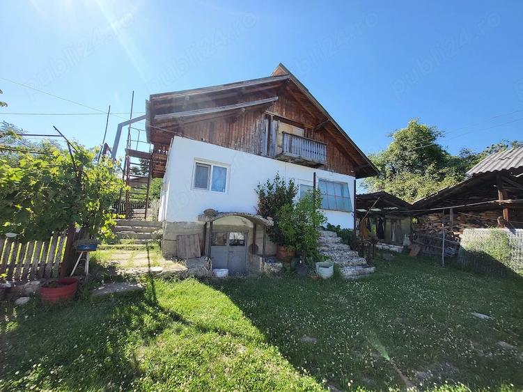 Casă cu 4 camere cu Teren 100 Mp în Predeal