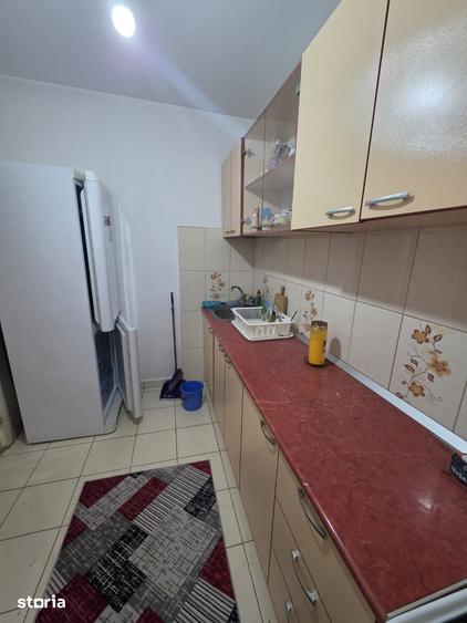 Apartament cu 3 camere decomandat în Tei