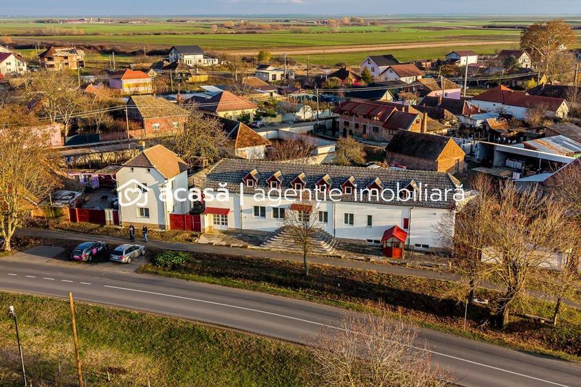 Casă individuală cu 11 camere cu Canalizare în Bodrogu Nou