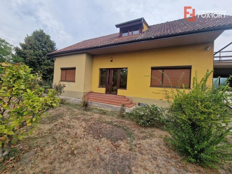 Casă cu 7 camere cu Teren 1500 Mp în Bazoș
