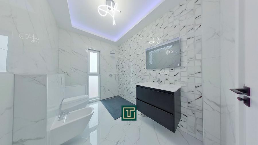 Penthouse cu 3 camere semidecomandat în Miorița