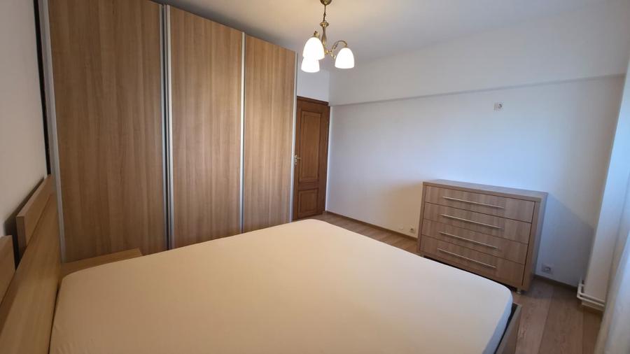 Apartament cu 4 camere decomandat în Tineretului