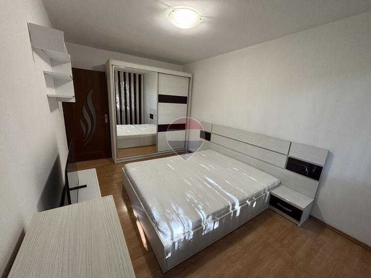 Apartament cu 3 camere semidecomandat, mobilat în Apusului