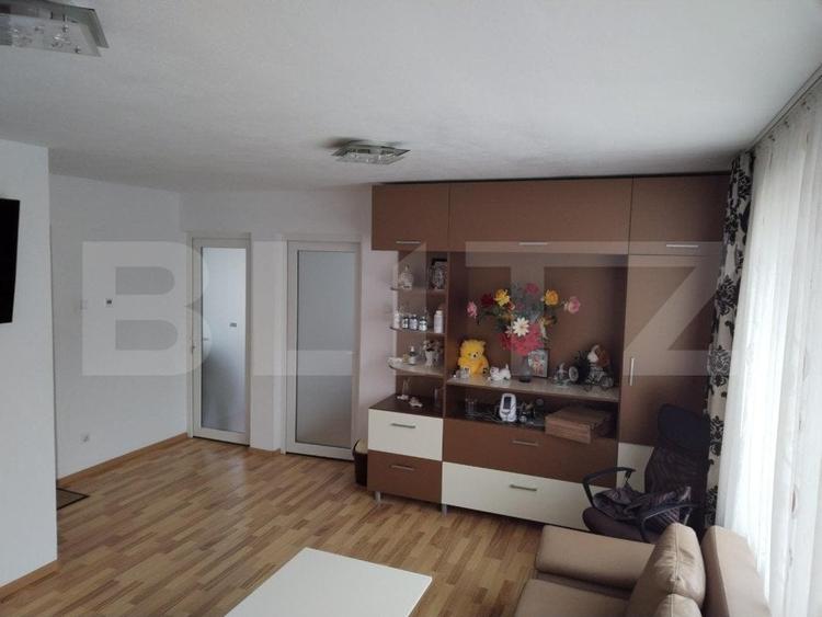 Casă individuală cu 7 camere cu Canalizare în Central