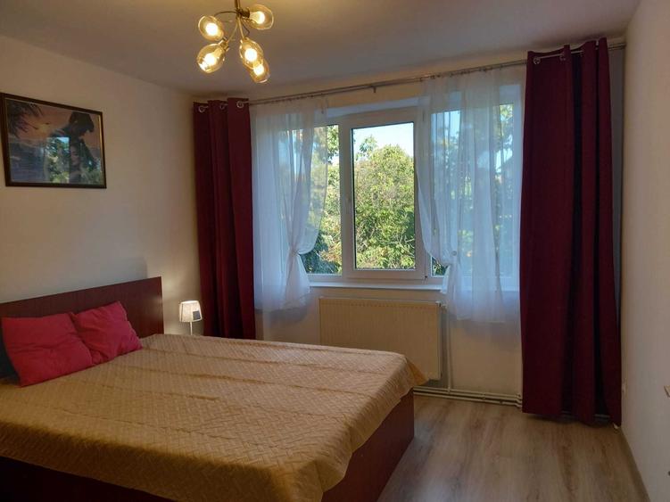 Apartament cu 3 camere semidecomandat, mobilat în Tipografilor