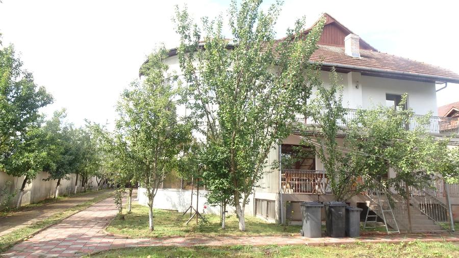 Casă cu 6 camere cu Teren 3125 Mp în 22 Decembrie