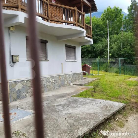 Casă cu 5 camere cu Teren 586 Mp în Poiana Țapului