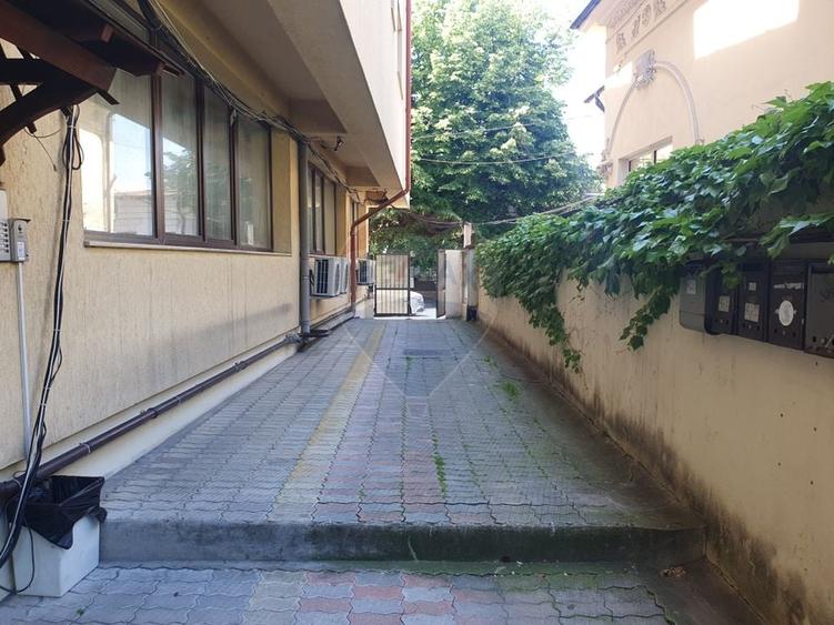 Apartament cu 3 camere semidecomandat în P-ța Victoriei