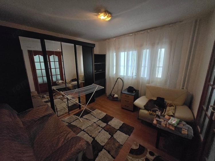 Apartament cu 3 camere decomandat în Aradului