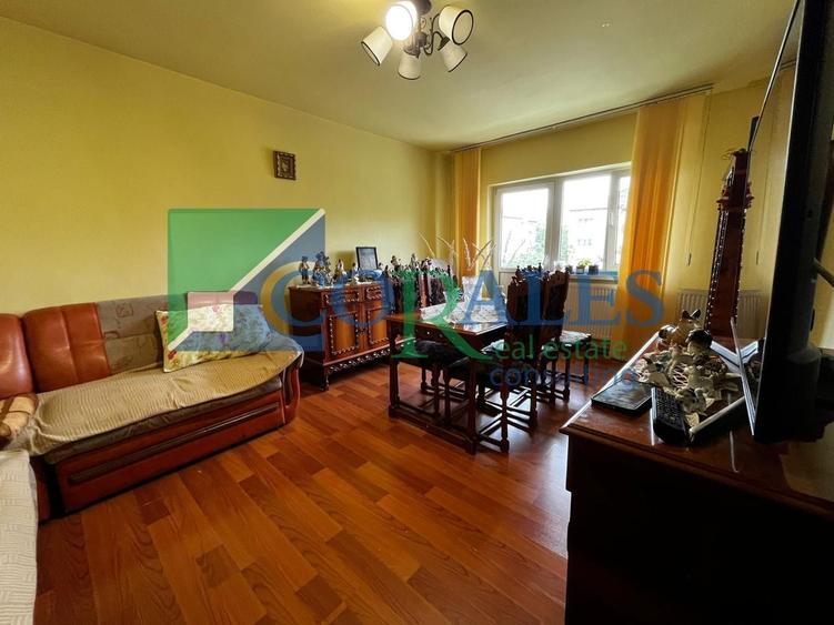 Apartament cu 3 camere decomandat, mobilat în Aradului