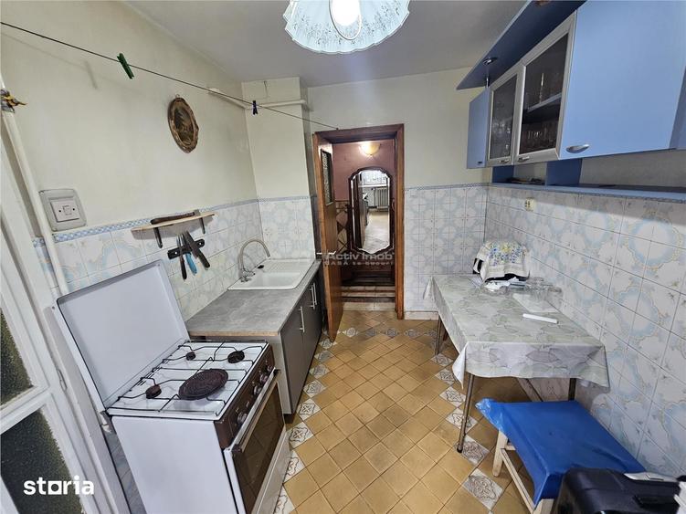 Apartament cu 3 camere semidecomandat, mobilat în Central