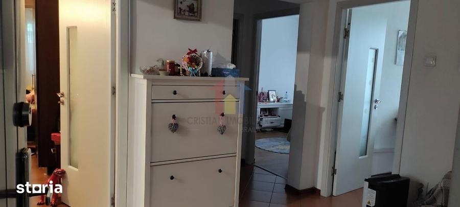 Apartament cu 3 camere, mobilat în Școlilor