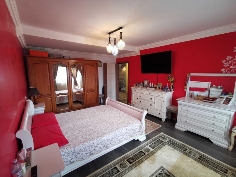Casă cu 4 camere cu Teren 420 Mp în Piața Centrală