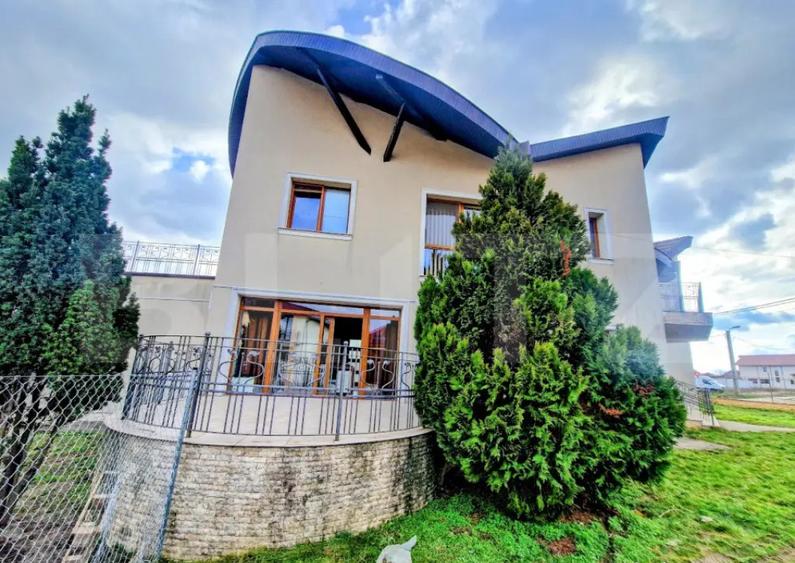 Casă cu 5 camere cu Teren 1223 Mp în Central