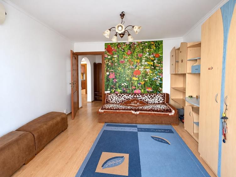 Apartament cu 4 camere decomandat în Decebal