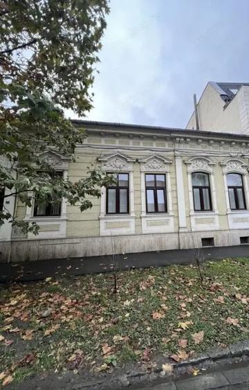 Apartament cu 3 camere semidecomandat în Ultracentral