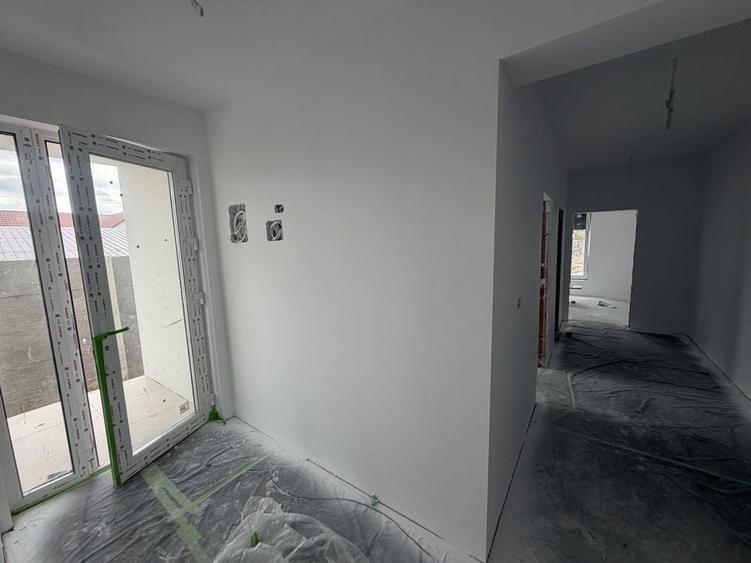 Casă cu 3 camere în Giroc