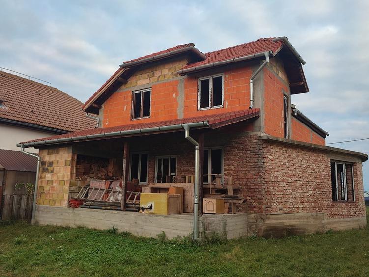 Casă cu 4 camere în Lazaret