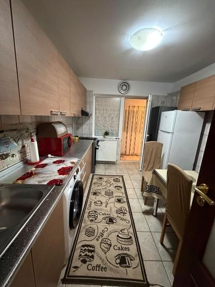 Apartament cu 3 camere semidecomandat în Runcu