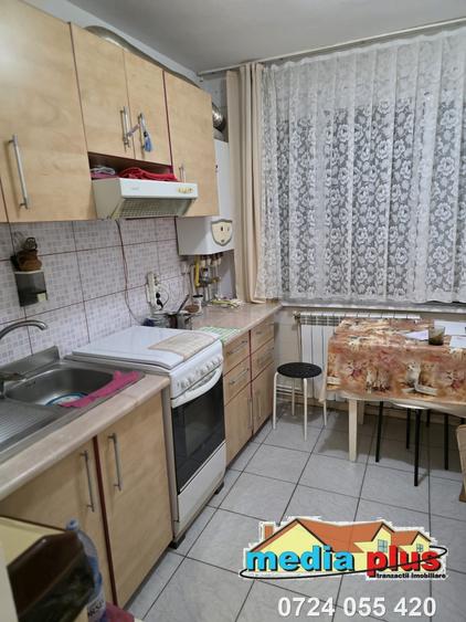Apartament cu 3 camere semidecomandat în Micro 16
