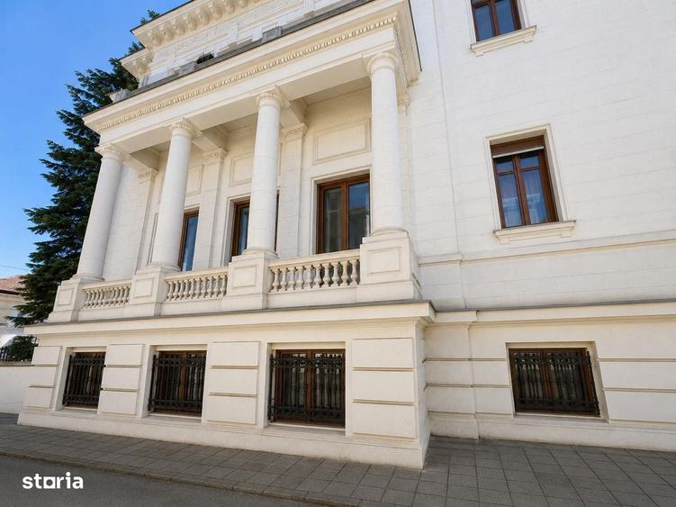 Spațiu comercial, de 3,500 mp, în Romană