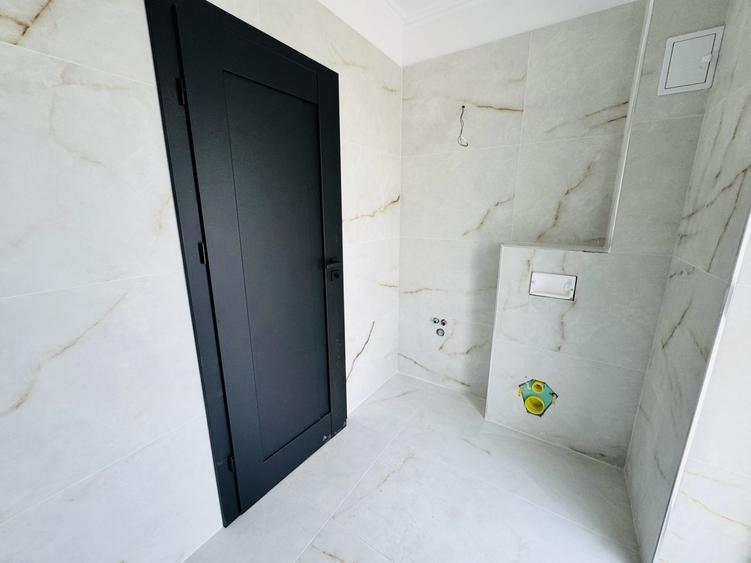 Apartament cu 4 camere semidecomandat în Florești