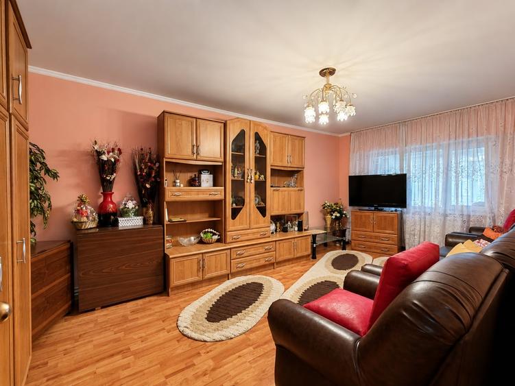 Apartament cu 3 camere decomandat, mobilat în Tomis III