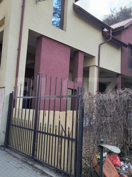 Casă individuală cu 5 camere cu Canalizare în Est