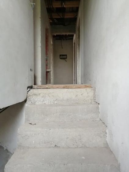 Casă individuală cu 5 camere cu Canalizare în Plopi