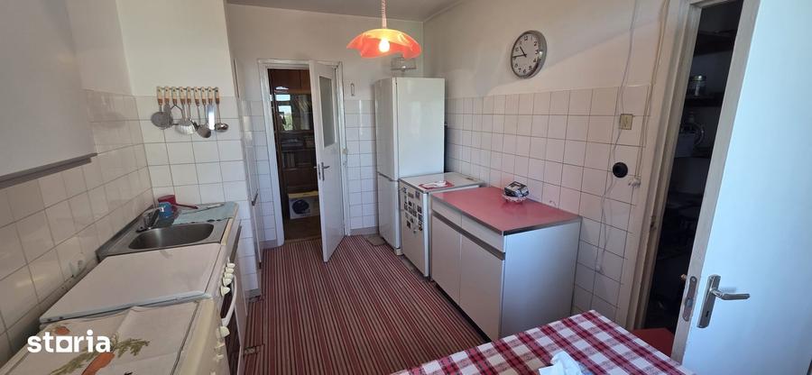 Apartament cu 3 camere semidecomandat în Central